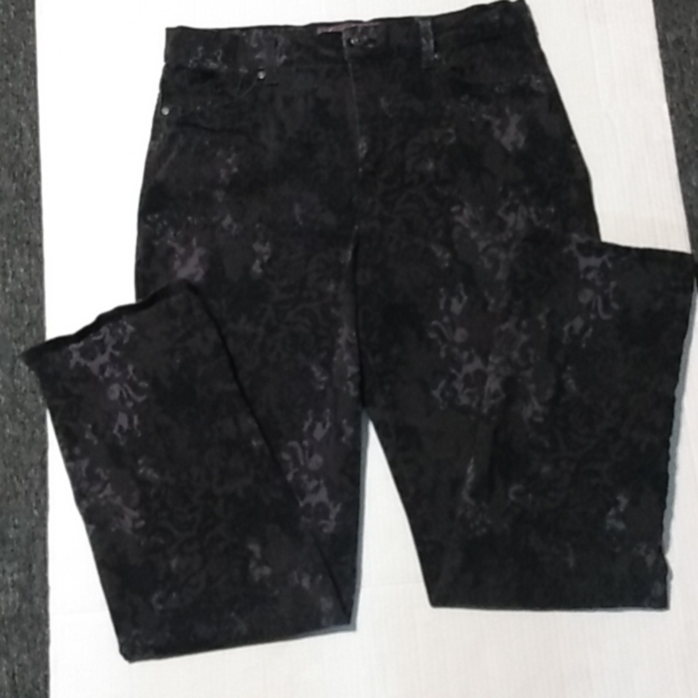 Gloria Vanderbilt Jeans Size 12              Make An Offer